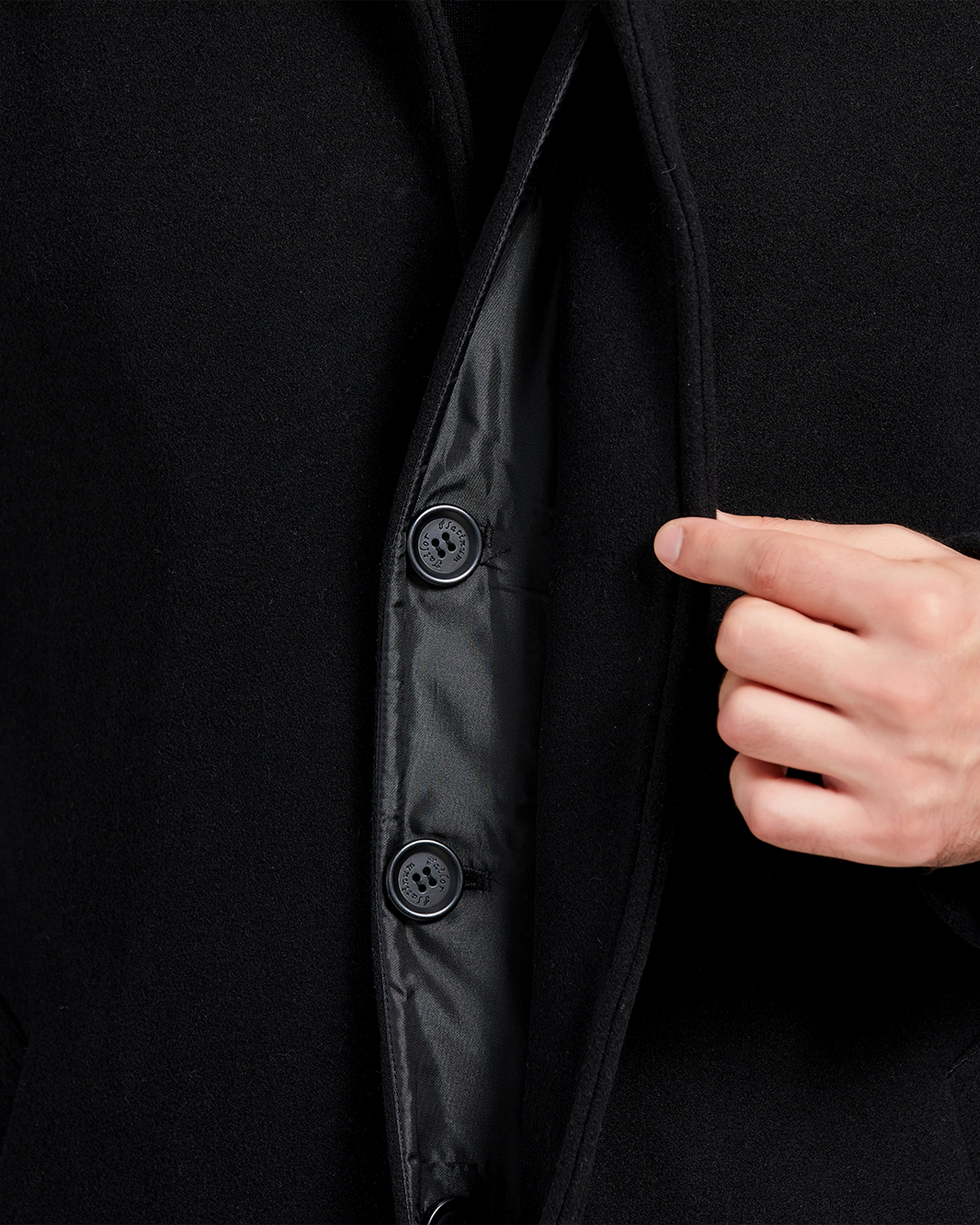 Manteau long en laine et cachemire noir, boutons cachés