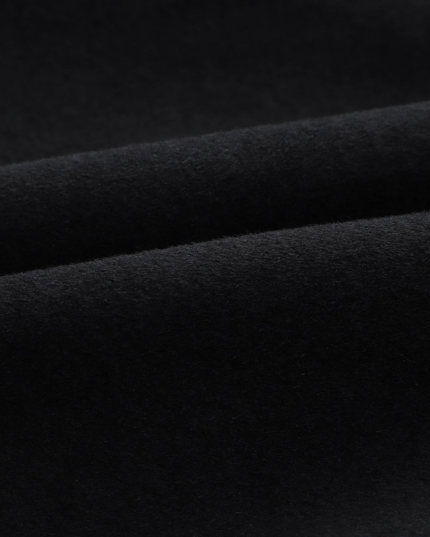 Pardessus discret en laine et cachemire noir avec doublure noire
